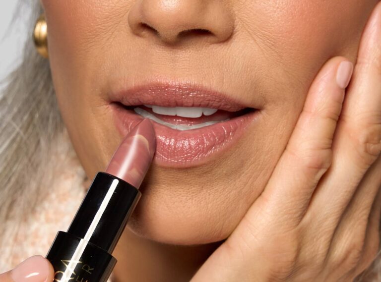 Laura Geller Ingredients Unveiled: The Science Behind Mature Skin-Friendly Formulas